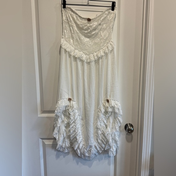 Elegant Lace Strapless Dress - Picture 7 of 15